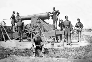Artilleros de Nueva York con un cañón pesado en Fort Corcoran, primavera de 1862
